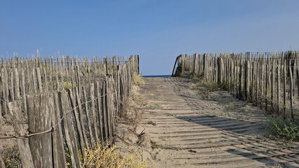 Un chemin en caillebotis en bois menant &agrave; la plage des Trois Digues &agrave; S&egrave;te