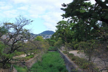 秋の甲山と夙川と住宅地の風景(兵庫県西宮市)
