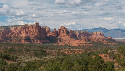Fototapeta premium Garden of the Gods rock formations surrounded by forest, showcasing natural beauty and tourism appeal