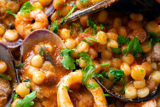 Fregula con frutti di mare e bottarga di muggine, pasta sarda, cibo italiano 