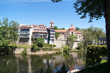 Obraz premium São Gonçalo Church and bridge spanning the Tâmega River in Amarante