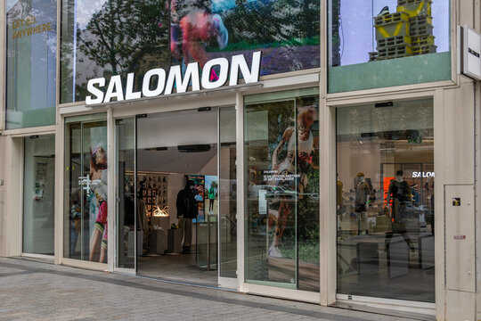 Paris, France - 3 novembre 2025: Vue ext&eacute;rieure de la boutique Salomon sur l'avenue des Champs-Elys&eacute;es. Salomon est une marque fran&ccedil;aise sp&eacute;cialis&eacute;e dans les articles de sports et de loisirs
