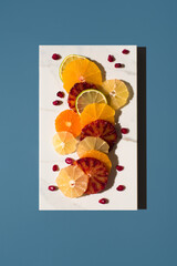 Rodajas variadas de cítricos: naranja, limón, mandarina, naranja sanguina, lima y semillas de...