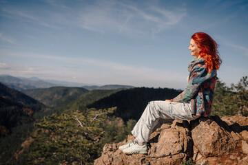 Naklejka premium Woman enjoying breathtaking mountain view while hiking