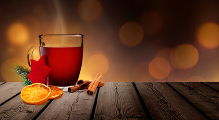 Glühwein auf Hölzener Tisch mit Weihnachtslichtern und Kerzenschein
