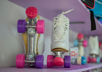 Par de patines art&iacute;sticos con botas blancas y ruedas de colores