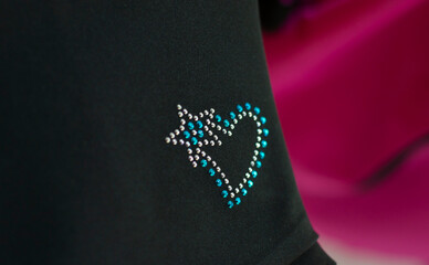 Close-up de bordado con forma de estrella y coraz&oacute;n en malla de pat&iacute;n art&iacute;stico