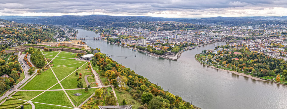 Weiter Blick &uuml;ber Rhein, Mosel, das Deutsche Eck und Koblenz. Links Festung Ehrenbreitstein, in der Ferne Schlo&szlig; Stolzenfels, in der Mitte das Kaiser-Wilhelm-Denkmal.