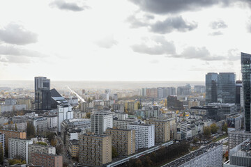 Horyzont miasta chmury ta niebo