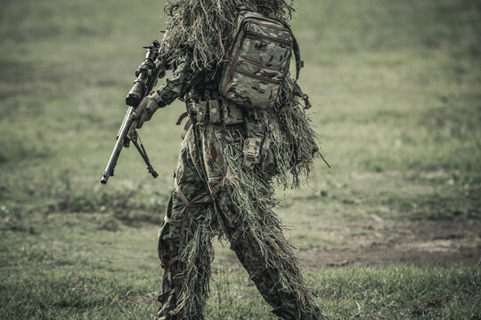 ギリースーツを着た狙撃手