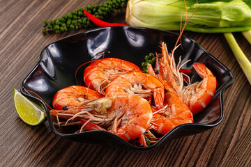 Tasty steamed prawns in the bowl