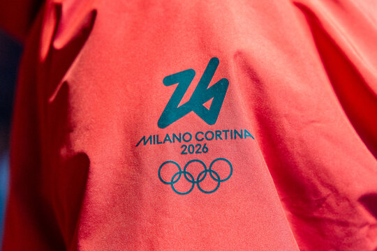 Detailaufnahme eines Kleidungsst&uuml;cks mit dem offiziellen Logo der Olympischen Winterspiele Mailand Cortina 2026. 