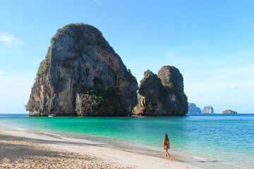 Naklejka premium Traveler Enjoying Walk on Tropical Phra Nang Beach in Krabi Thailand