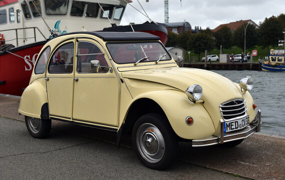 Citro&euml;n 2CV am Hafen von B&uuml;sum 