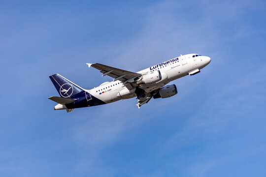 Planespotting am Flughafen M&uuml;nchen an einem sonnigen Herbsttag - Bayern - Deutschland - 01/11/2025