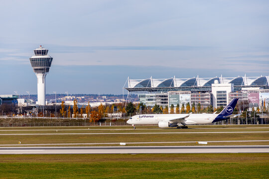 Planespotting am Flughafen M&uuml;nchen an einem sonnigen Herbsttag - Bayern - Deutschland - 01/11/2025