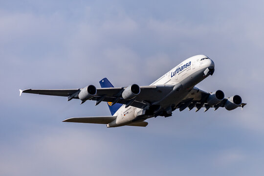 Planespotting am Flughafen M&uuml;nchen an einem sonnigen Herbsttag - Bayern - Deutschland - 01/11/2025