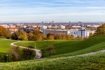 Obraz premium Stadtsparzigang durch die Landeshauptstadt von Bayern an einem sonnigen Herbsttag - München - Bayern - Deutschland 