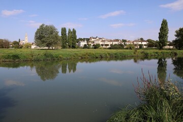 Vue d'ensemble de la ville le long du fleuve Charente, ville de Saintes, département de la Charente Maritime, France