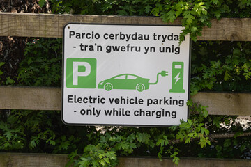 Sjgn indications parking reserved for electric vehicle charging, in English and Welsh.