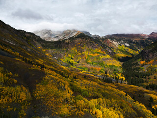 Obraz premium Aerial Drone View of Marble, Colorado – Vibrant Autumn Landscape