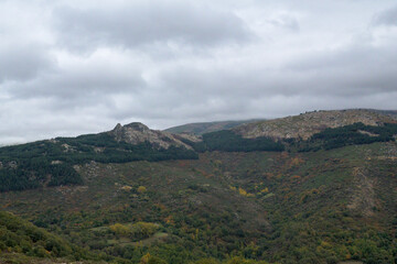 Naklejka premium Cloudy Day Over Mountain Slopes in Sierra de Candelario La Garganta