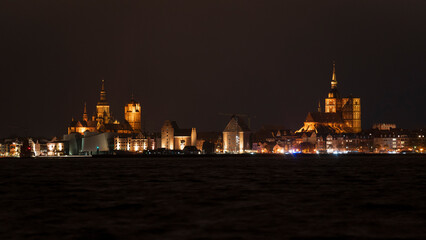 Hansestadt Stralsund bei Nacht mit Blick auf die Altstadt und den Hafen – ein charakteristisches...