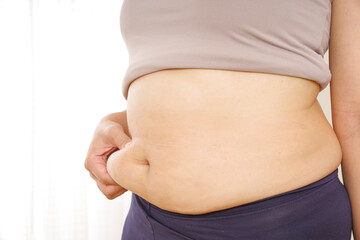 ぽっこりお腹と皮下脂肪を気にする女性