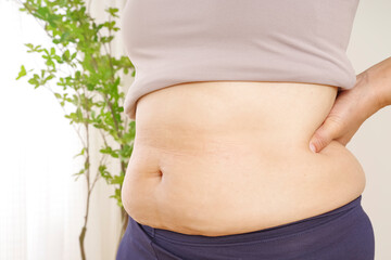 中年女性のぽっこりお腹と皮下脂肪