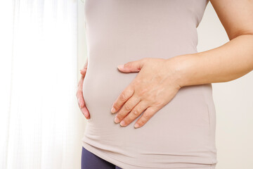 中年女性のぽっこりお腹と皮下脂肪