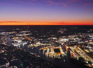 Fototapeta premium Flugzeug über Hamburg bei Sonnenaufgang