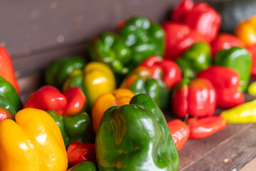 新鮮カラフルなパプリカとピーマン