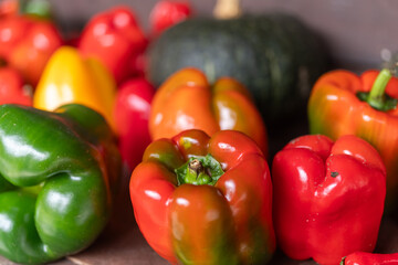 新鮮カラフルなパプリカとピーマン