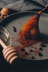 mini porcja-Pieczona gruszka z cynamonem i miodem