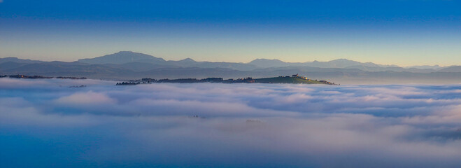 Kollmitzberg als Insel im Wolkenmeer vor dem Ötscher