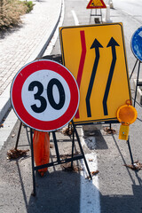 Road sign indicating the return to the carriageway, positioned directly on the edge of the road.