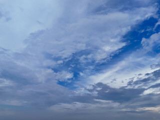 Obraz premium Blue sky with billowing white clouds and atmospheric cloudscape