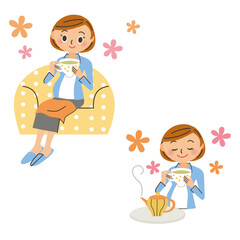 お家のソファーでリラックスしてお茶やコーヒーを飲む女性