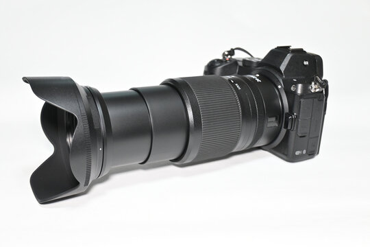 Fototapeta ミラーレス一眼カメラと伸長したズームレンズ