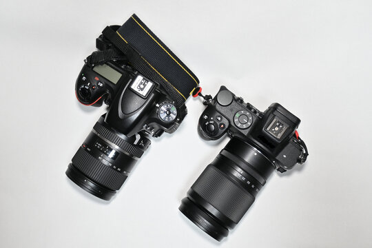 Fototapeta ミラーレス一眼カメラと一眼レフカメラ