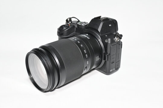 Fototapeta ミラーレス一眼カメラとズームレンズのセット