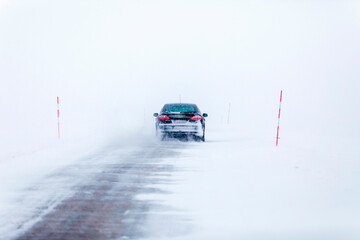 Auto fährt auf einer schneebedeckten Straße