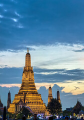 Naklejka premium Wat Arun Ratchawararam Ratchawaramahawihan temple at dusk in Bangkok, Thailand
