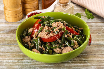 Salad with canned tuna and beans