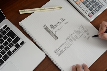 Obraz premium 住宅の省エネ計算をする建築士の手元 A close-up of an architect performing energy efficiency calculations for a house