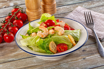 Caesar salad with prawn and romano