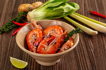 Tasty steamed prawns in the bowl