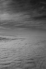 Mer en veille et ciel en lumi&egrave;re : horizon suspendu sous drap c&eacute;leste et silence a&eacute;rien