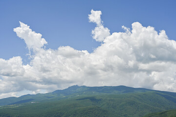夏空に白い雲が広がる山の風景, 群馬県, 日本