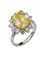 Yellow diamond ring surrounded by teardrop-shaped gems
